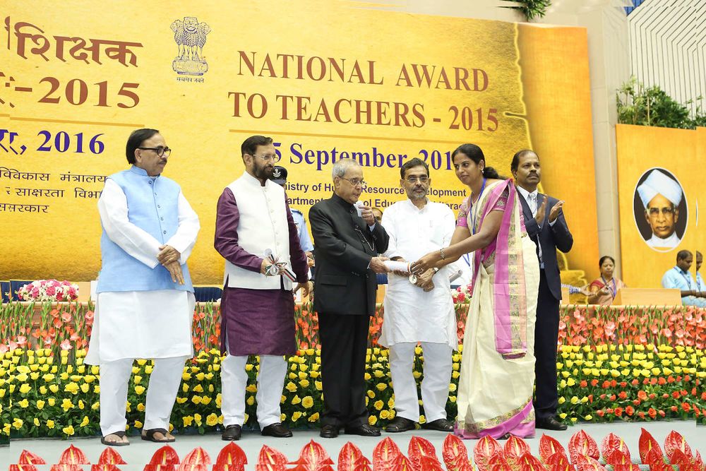 Suchetha SS, Government High School Thyamagondlu, receiving the National Best Teacher Award for ICT integration, 2014-15